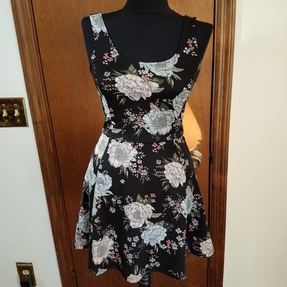 H&M Dresses & Skirts - Floral Summer Dress